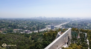 Back in the United States, Shen Yun International Company continued its intense tour schedule in Southern California. A view of downtown Los Angeles from the top of the Getty Museum. Just a little bit of smog… (Photo by projectionist Annie Li)
