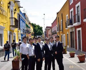 Dancers from the Shen Yun Touring Company explore the streets of Puebla's Old Town together. (Photo by Edwin Fu)