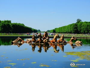 The palace is surrounded by beautiful gardens that include elaborate statuary. (Photo by Tony Zhao)