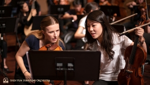 Principal Violist Rachel Chen (R) and Assistant Principal Violist Paulina Cha discuss the new encore piece added for our enthusiastic Taiwanese audiences.
