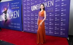 Dansatoarea principală Angela Lin poartă o rochie de inspirație Dinastia Tang (618-907), desenată de către Directorul Artistic al Shen Yun - D.F.